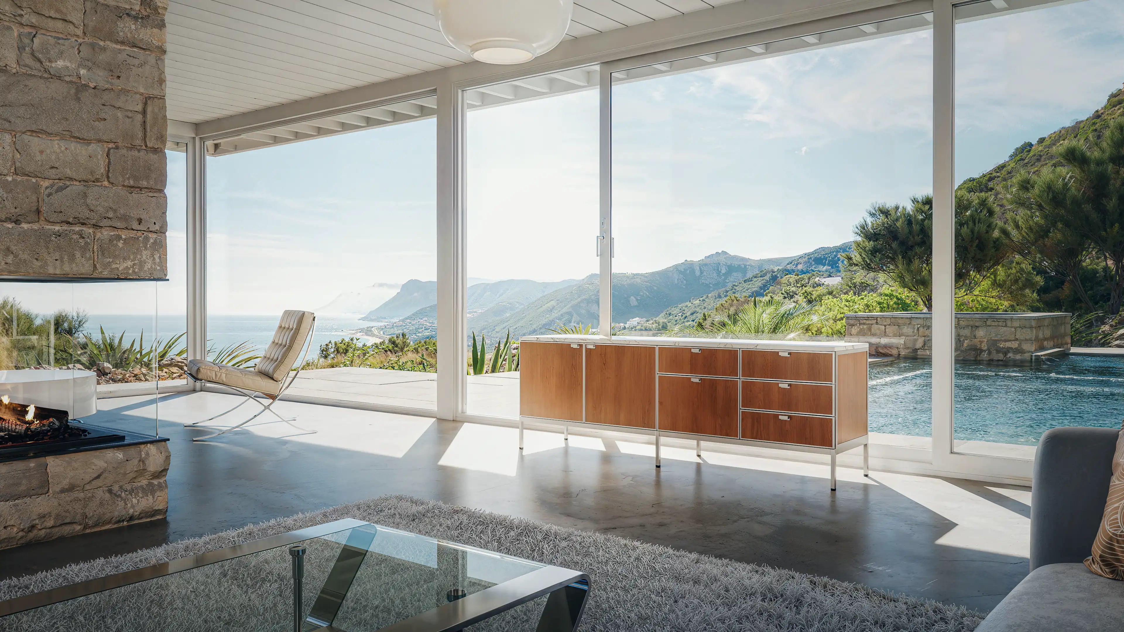 Enfilade sur mesure en noyer et marbre avec structure en aluminium, design contemporain et finitions de haute qualité.