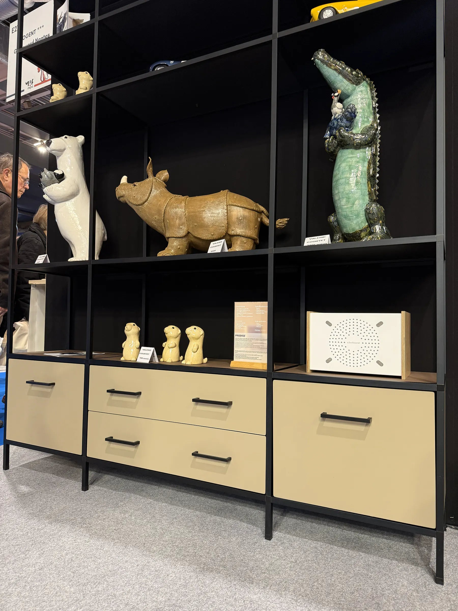 Bibliothèque sur mesure modulaire et évolutive en aluminium présentée au salon Made in France 2025, mobilier de haute qualité et fabrication française.