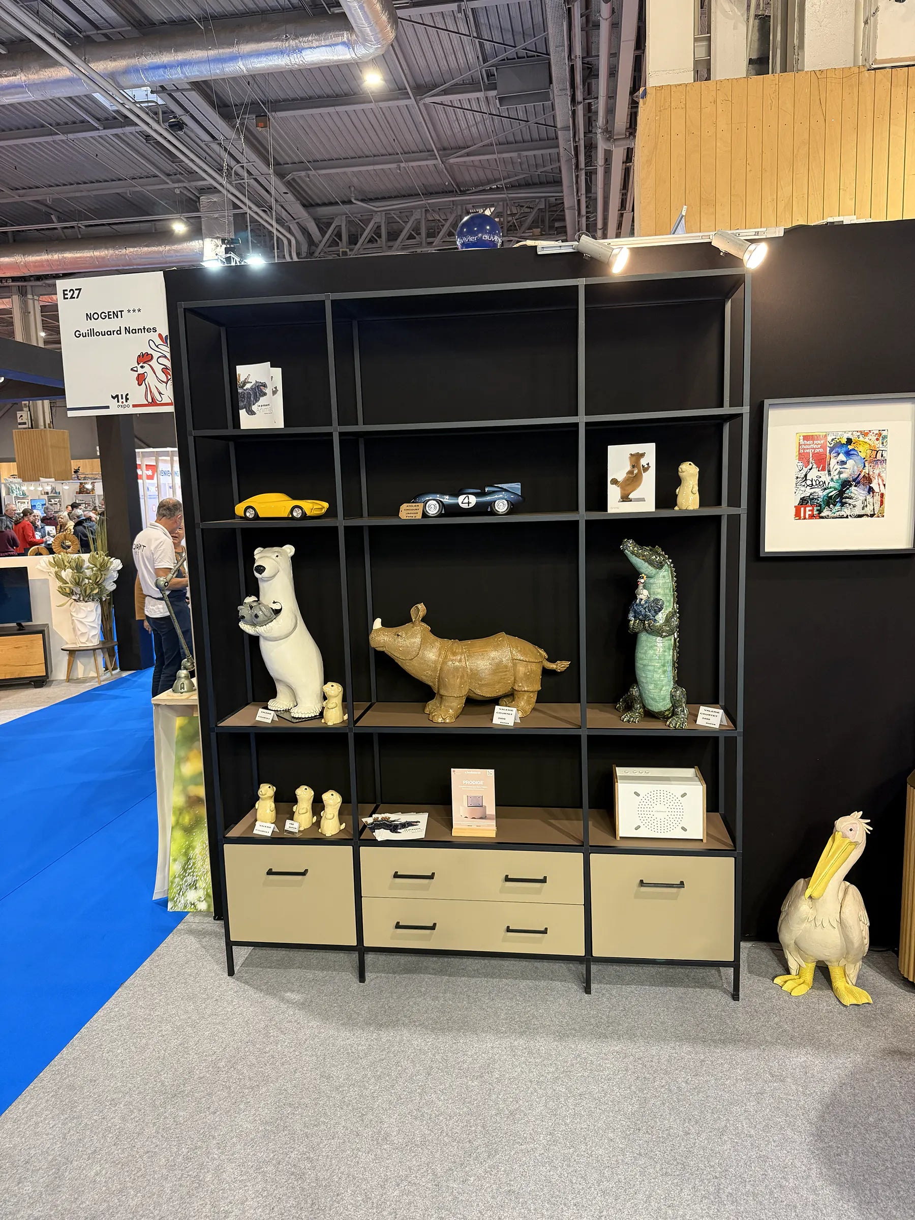 Bibliothèque sur mesure modulaire et évolutive en aluminium présentée au salon Made in France 2025, mobilier de haute qualité et fabrication française.