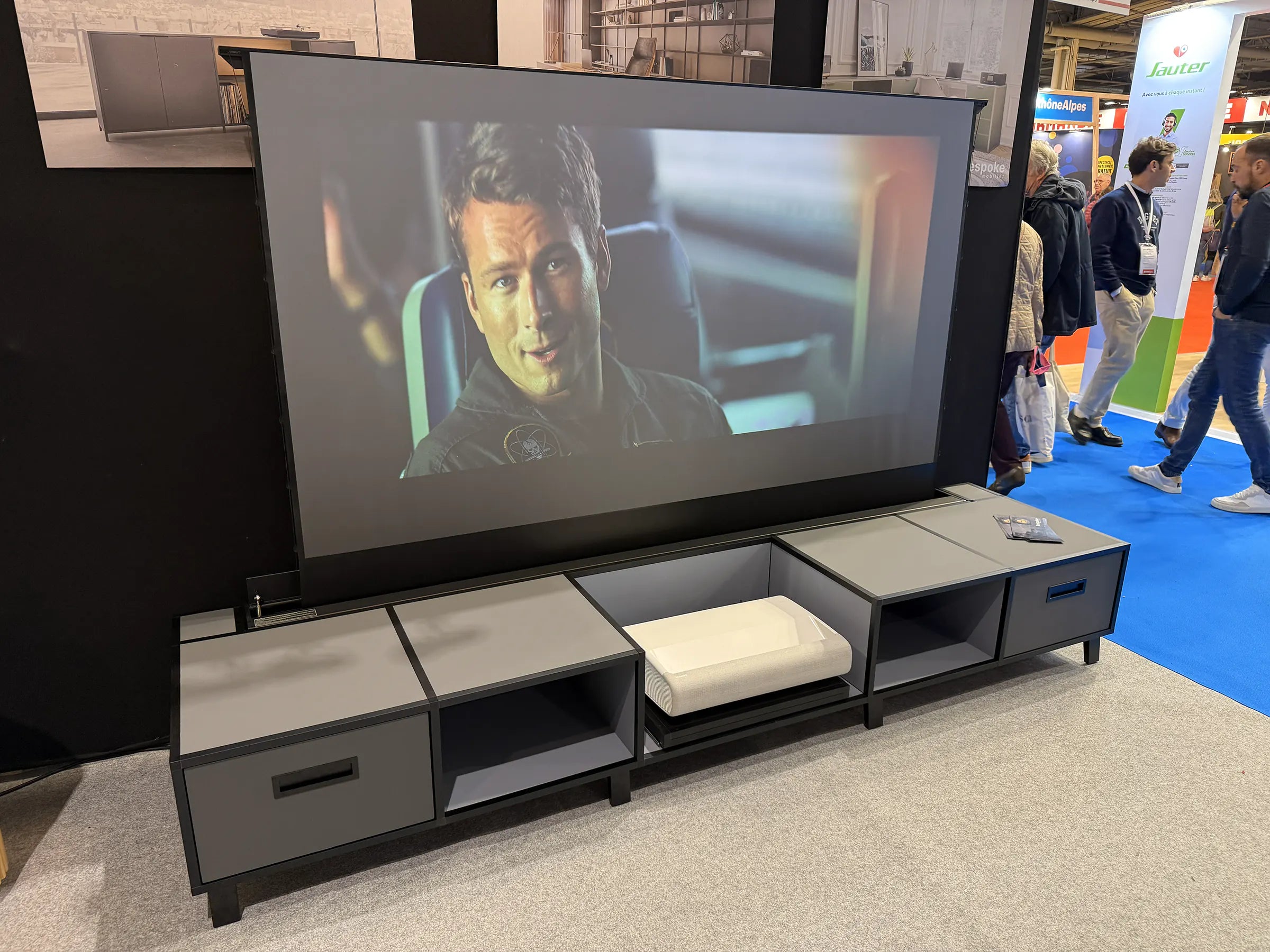 Meuble TV avec écran rétractable présenté sur le stand Bespoke Mobilier au salon Made in France 2025, mobilier sur mesure modulaire en aluminium de haute qualité.