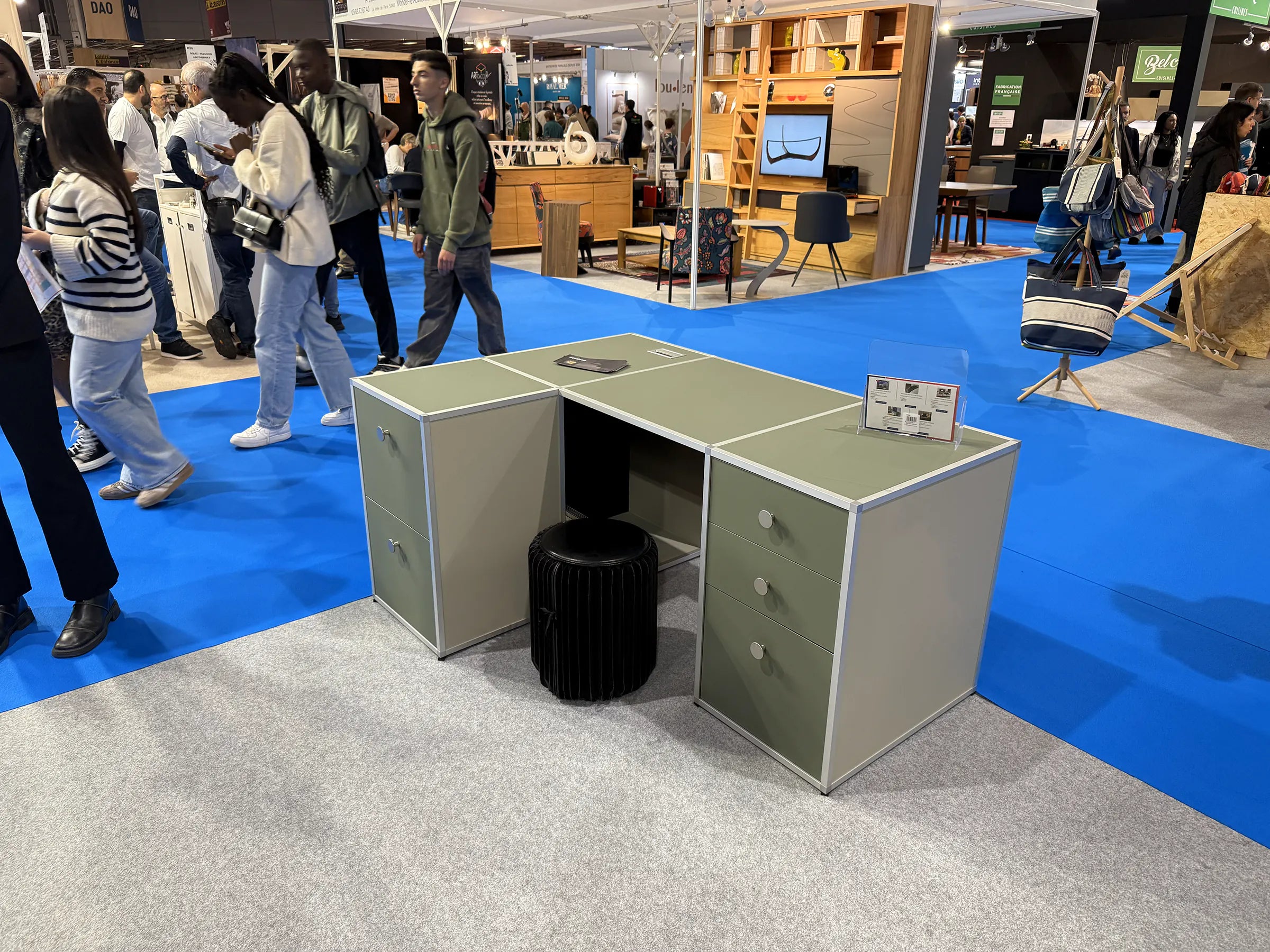 Bureau sur mesure modulaire et évolutif en aluminium présenté au salon Made in France 2025, mobilier de haute qualité et fabrication française.